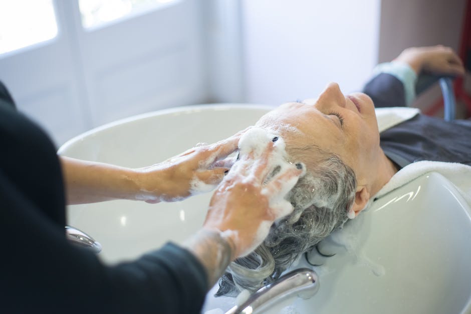 Warum man die Haare zweimal waschen sollte