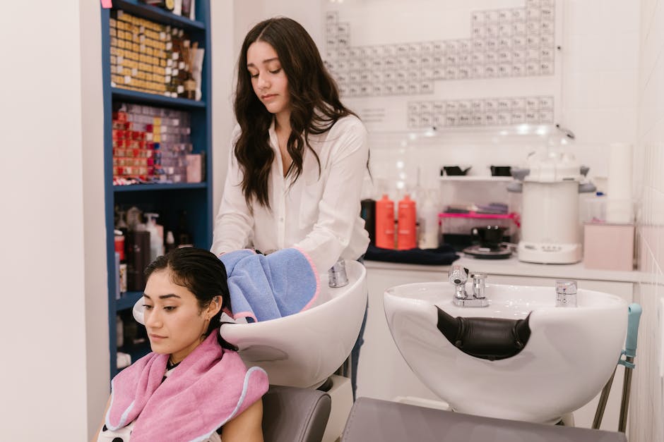  warum es wichtig ist, Haare beim Friseur zu waschen