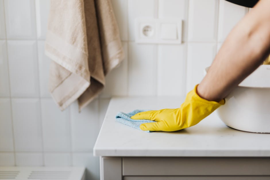  Hände waschen nach Toilettenbesuch als hygienische Maßnahme