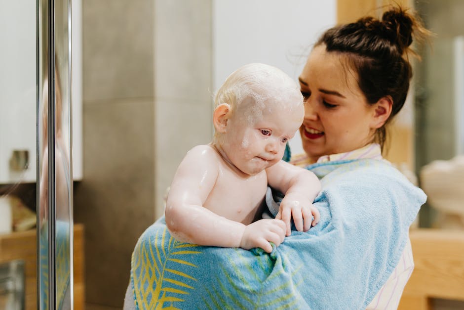 Wann Baby die erste Haarwäsche bekommt