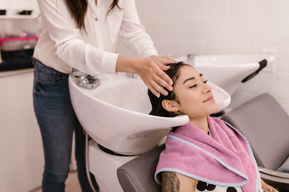 Vorteile des Haares Waschens bei einem professionellen Friseur