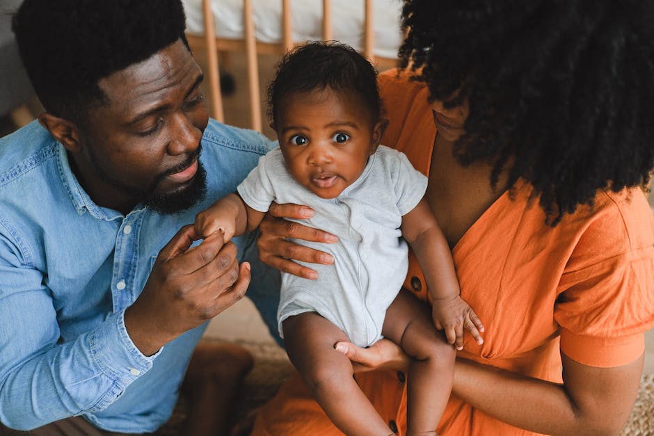 wöchentliches Waschen von Babys Haaren