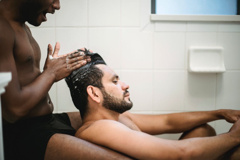 Haare mit Silbershampoo häufig waschen