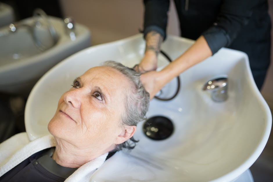 Frauen oft Waschen Haare